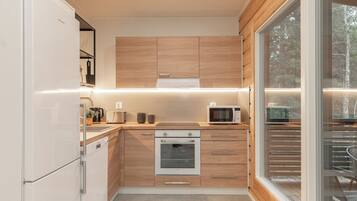 Deluxe-huvila, 2 makuuhuonetta, keittiö, vuorten lähellä | Yksityinen keittiö | Täysikokoinen jääkaappi, mikroaaltouuni, uuni, liesi