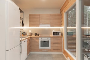 Deluxe-huvila, 2 makuuhuonetta, keittiö, vuorten lähellä | Yksityinen keittiö | Täysikokoinen jääkaappi, mikroaaltouuni, uuni, liesi