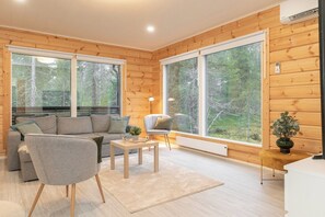 Villa Deluxe, 2 habitaciones, cocina, junto a la montaña | Área de sala de estar | Televisión de pantalla plana 