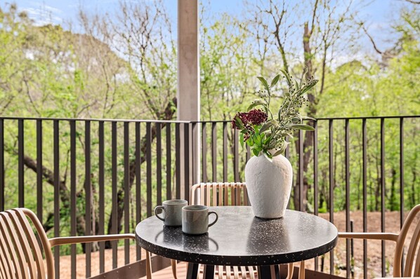 Outdoor dining - Brand-New 2-Bed with Rooftop Access (Northcote)