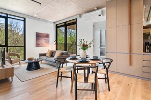 TV - Brand-New 2-Bed with Rooftop Access (Northcote)