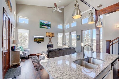 Stunning Views from a Unique Mountain Cabin!