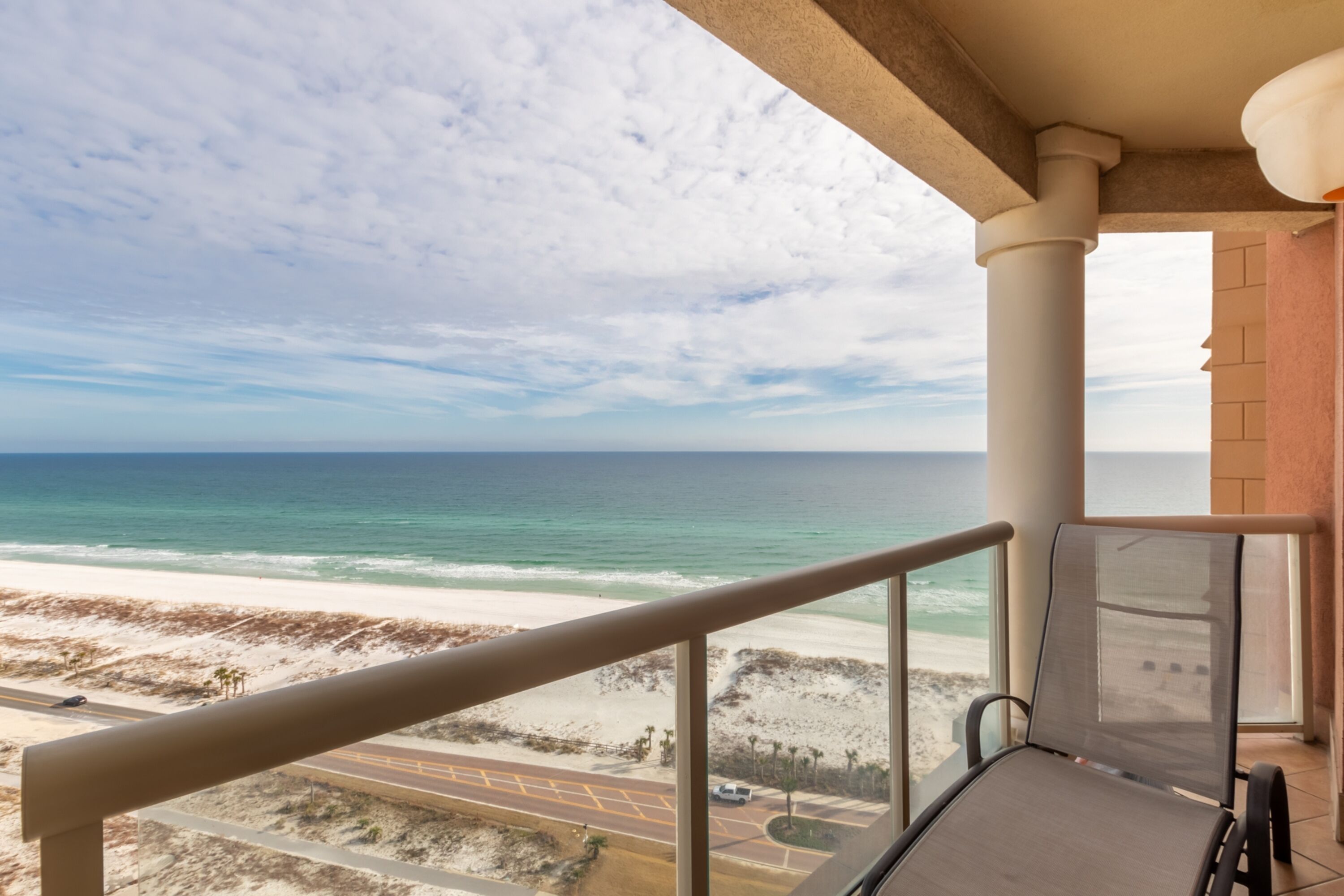 Een balkon met uitzicht op het strand en de oceaan.