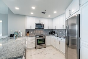 Signature Condo, 3 Bedrooms, Balcony, Beach View | Private kitchen | Fridge, microwave, oven, stovetop - 3 Portofino 1707 (Pensacola Beach)
