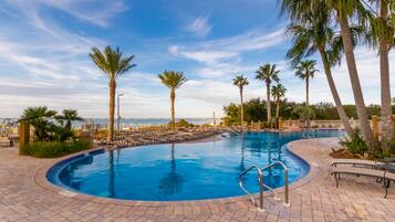 Kolam renang indoor dan kolam renang outdoor