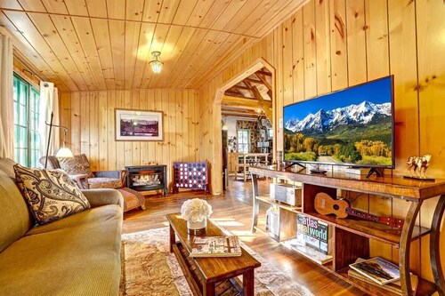 Cozy Cabin Getaway with Mountain Views & Fireplace