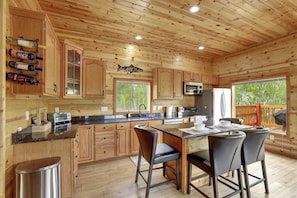 Fridge, oven, stovetop, dishwasher