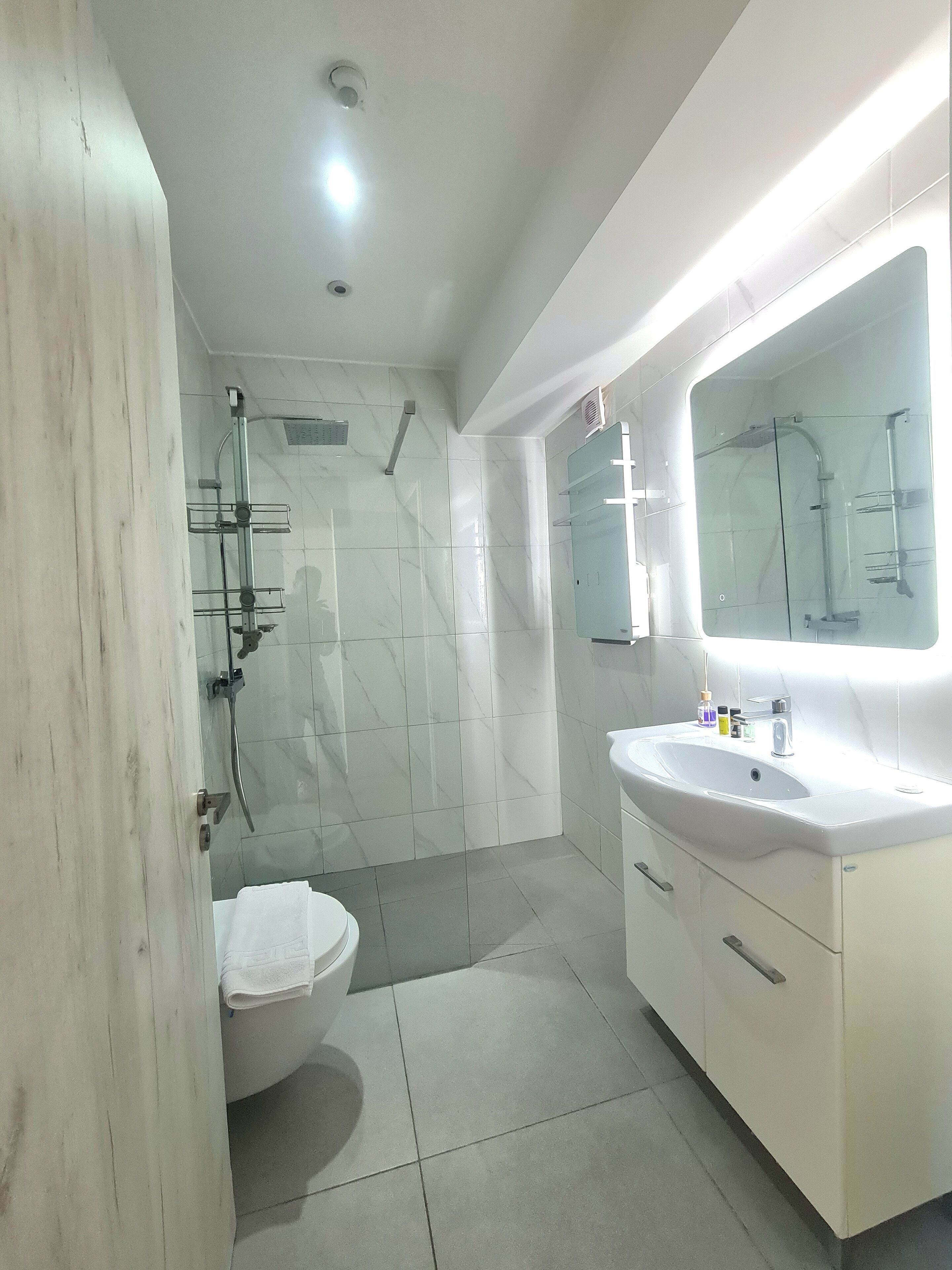 Habitació Comfort, 1 llit de matrimoni gran, bany privat, vistes a la ciutat | Bany | Articles de tocador gratuïts, assecador de cabells, tovalloles i sabó 