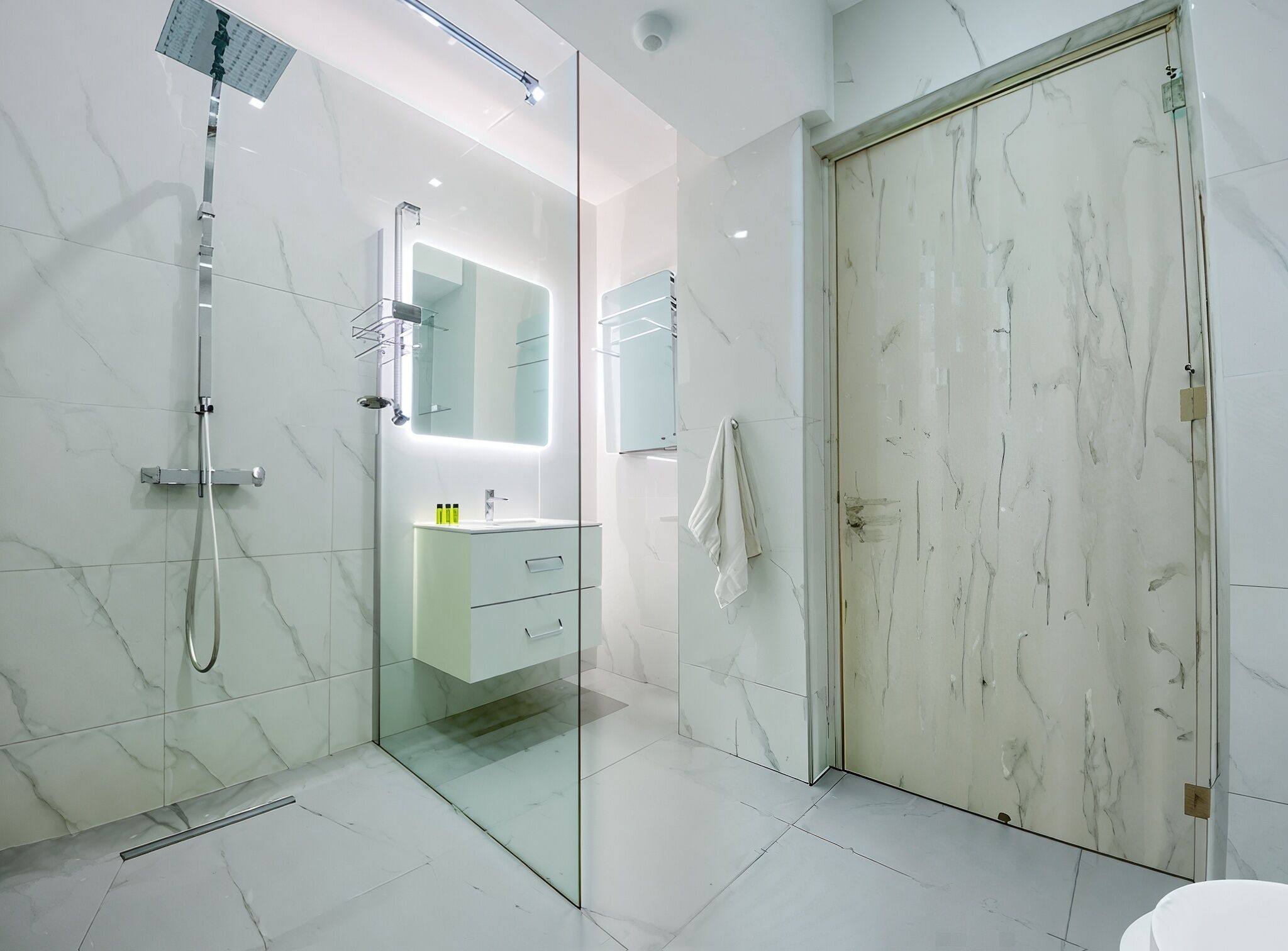 Deluxe Room, 1 Bedroom, City View | Bathroom | Free toiletries, hair dryer, towels, soap