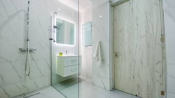Deluxe Room, 1 Bedroom, City View | Bathroom | Free toiletries, hair dryer, towels, soap
