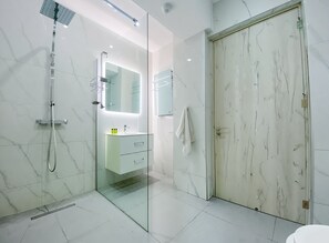 Deluxe Room, 1 Bedroom, City View | Bathroom