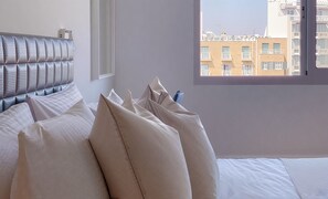Chambre Confort, 1 très grand lit, salle de bains privée, vue jardin | Fer et planche à repasser, Wi-Fi gratuit