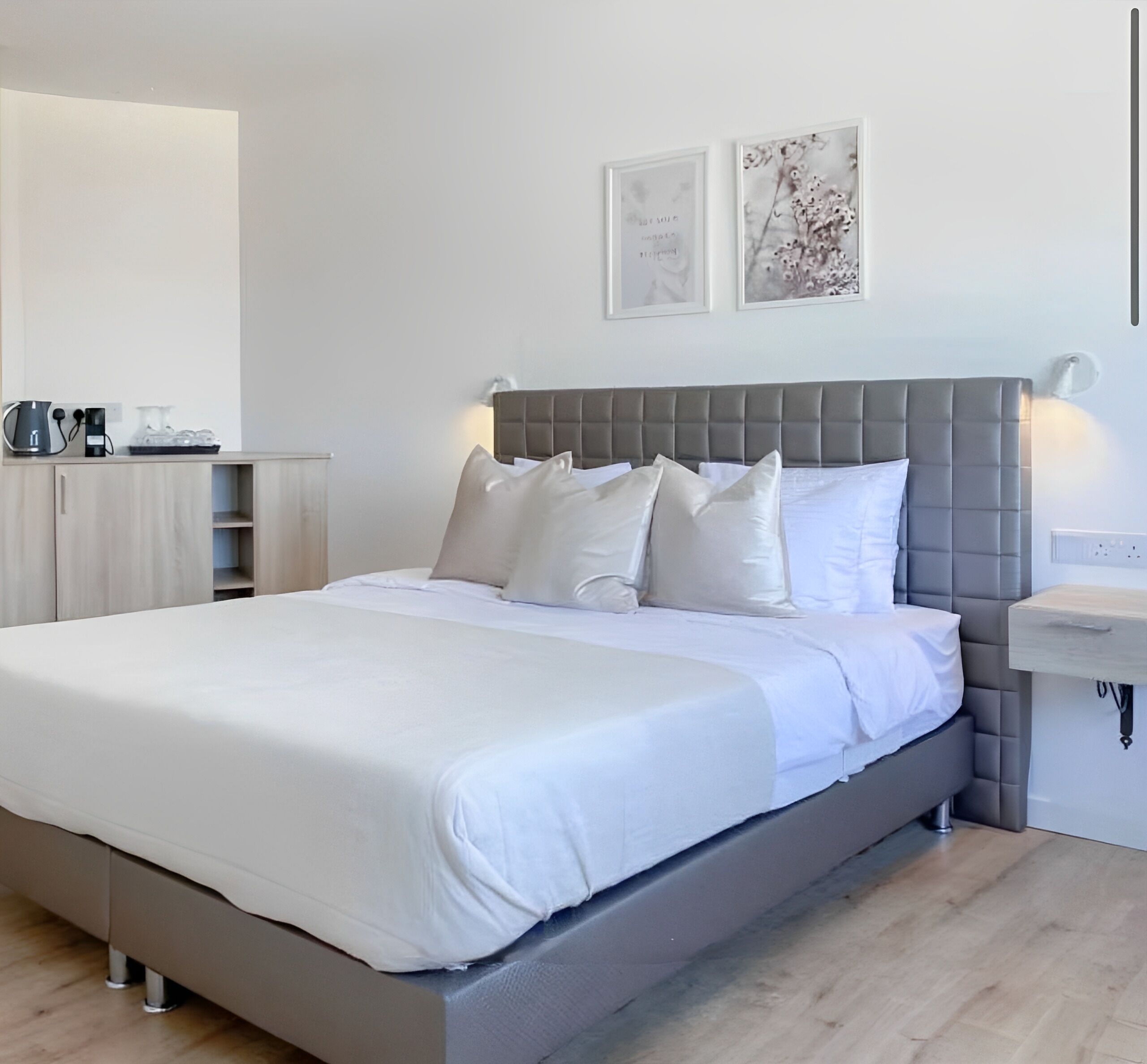 컴포트룸, 킹사이즈침대 1개, 전용 욕실, 시내 전망 | 다리미/다리미판, 무료 WiFi