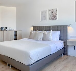 Comfort Room, 1 King Bed, Private Bathroom, Garden View