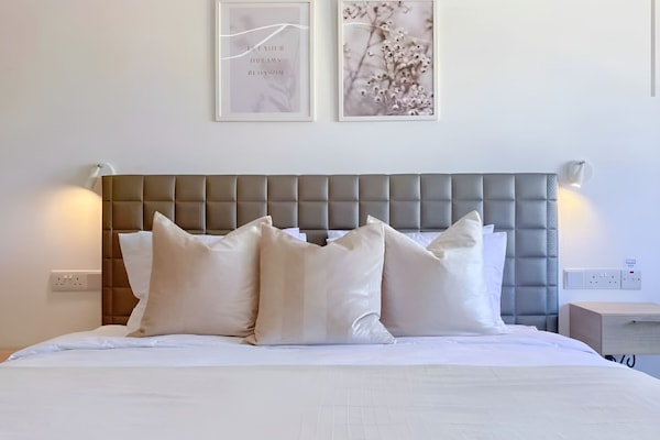 Comfort Room, 1 King Bed, Lanai, City View