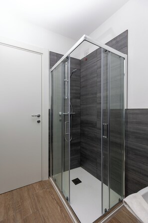 Ducha, secador de pelo, bidet, toallas