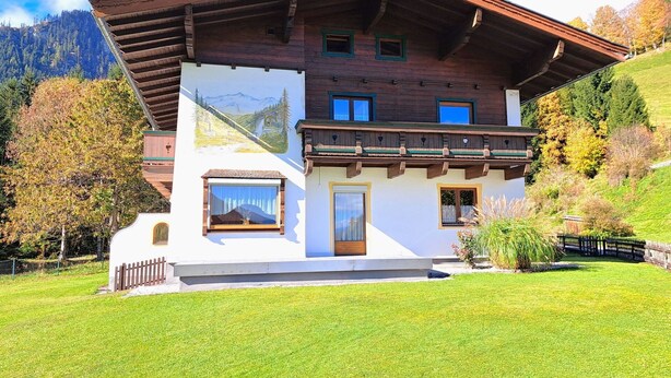 A traditional chalet with a sloped roof, wooden balconies, and a mountain view. - Wonderful private villa for 9 guests with TV, balcony, pets allowed and panoramic view (Wald Im Pinzgau)