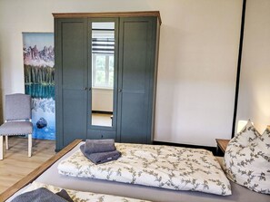 2 bedrooms, travel cot, free WiFi - Beautiful apartment for 4 people with WIFI, TV, pets allowed and panoramic view (Schieder-schwalenberg)