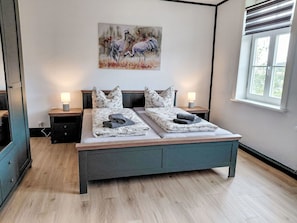 2 bedrooms, travel crib, free WiFi
