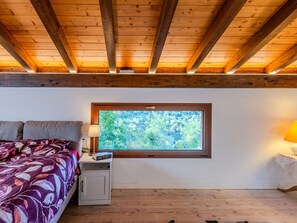 Travel cot, free WiFi