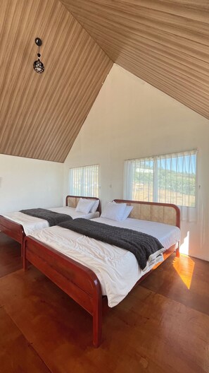 Camera familiare, balcone | Una scrivania, Wi-Fi gratuito, lenzuola