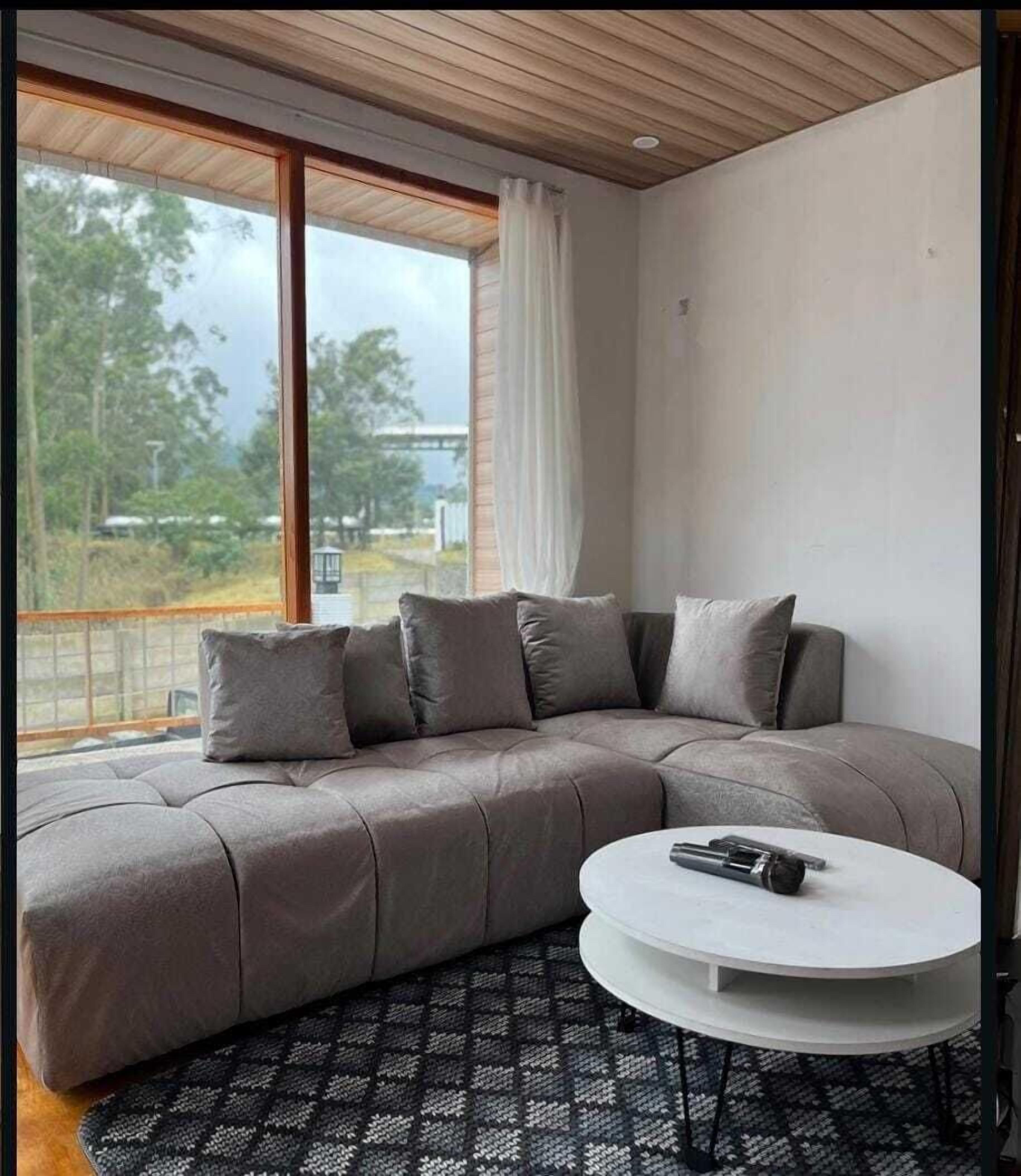 Kamar Keluarga, balkon | Ruang keluarga | Smart TV 24-inci dengan saluran TV digital