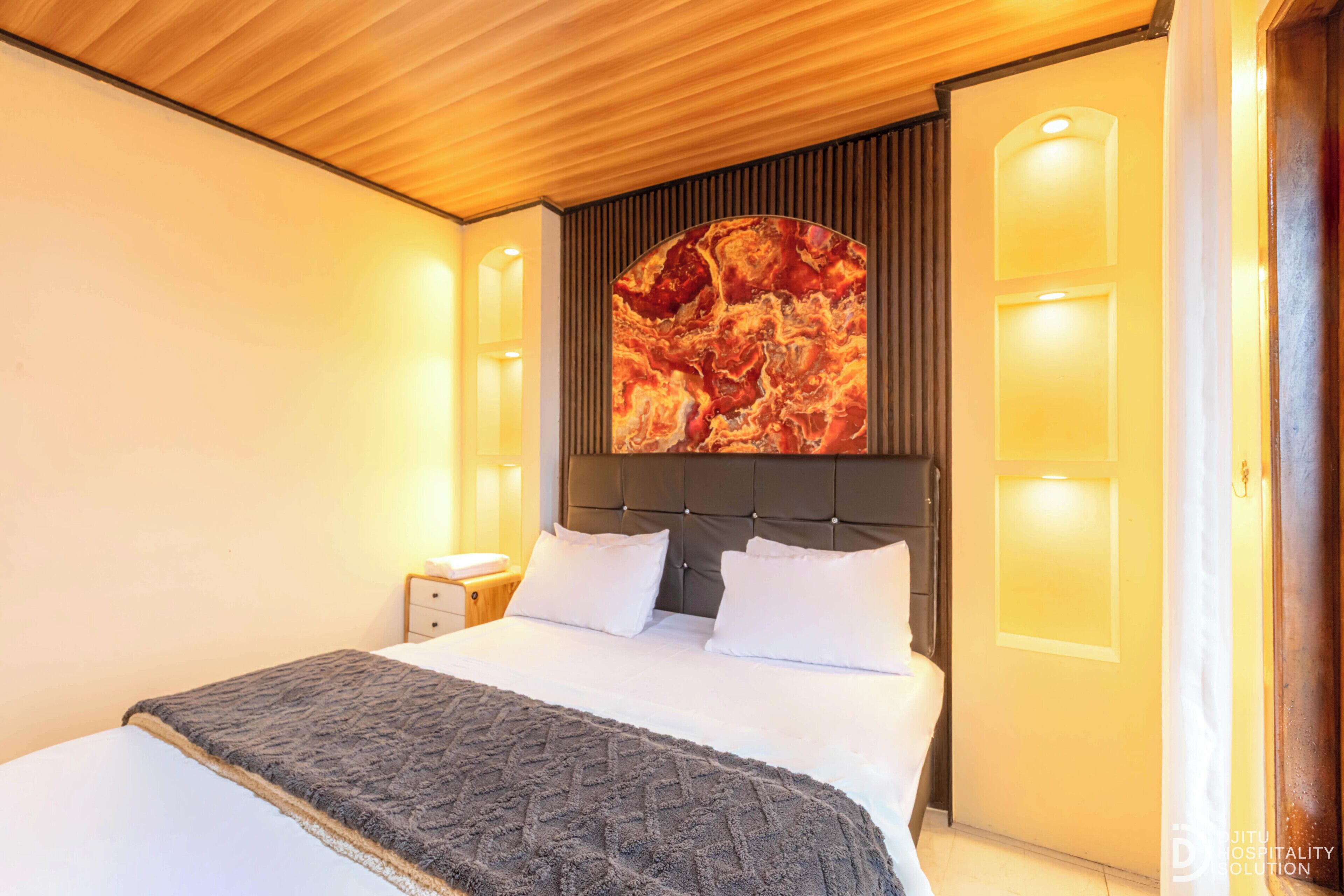 Escritorio, wifi gratis y ropa de cama 