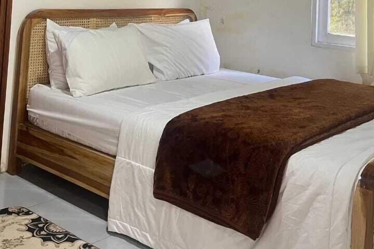Family Double Room | Desk, free WiFi, bed sheets