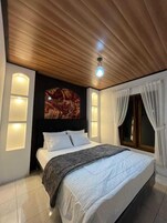 Escritorio, wifi gratis y ropa de cama 