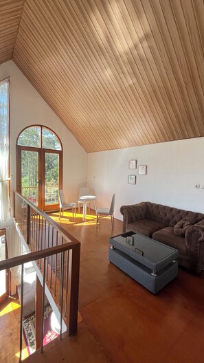 Habitación familiar, balcón | Área de sala de estar | Smart TV de 24 pulgadas con canales digitales