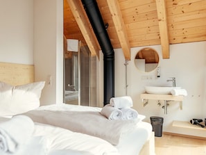 Travel crib, free WiFi, bed sheets