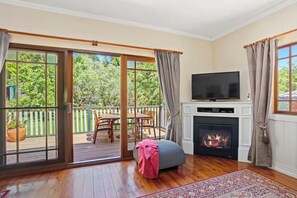 Smart TV, fireplace, DVD player, books - Korla Cottage, Leura Family & Pet Friendly Stay (Leura)