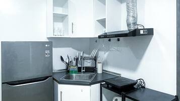 Frigorífico, microondas y placa de cocina