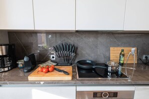 ثلاجة، ميكروويف، فرن، موقد طهي مسطح