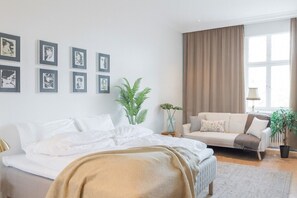 3 室のベッドルーム、デスク、アイロン / アイロン台、旅行用ベビーベッド