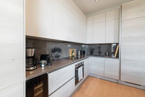 Réfrigérateur, four à micro-ondes, un four, surface de cuisson