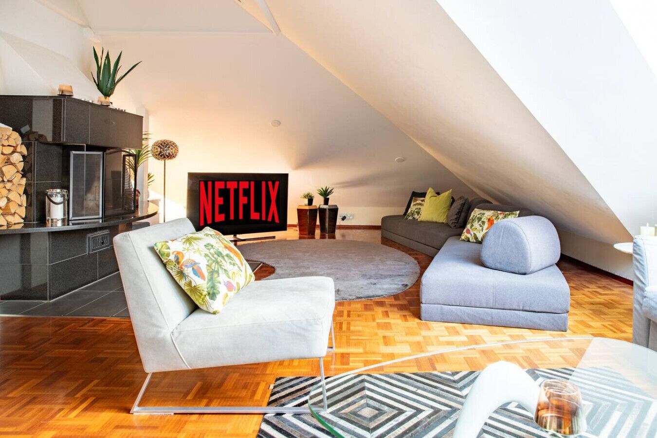 Smart TV, books, stereo