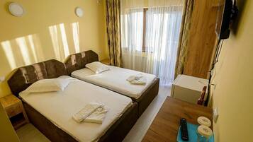 Twin Room | Desk, free WiFi