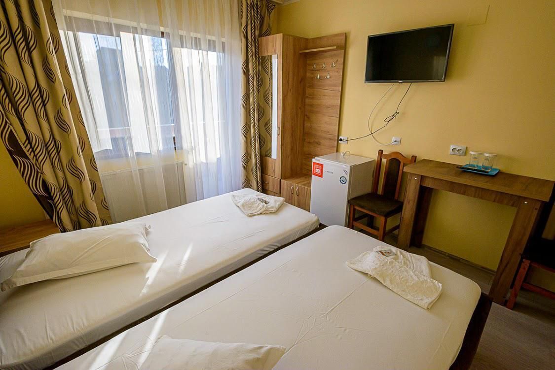 Twin Room | Desk, free WiFi