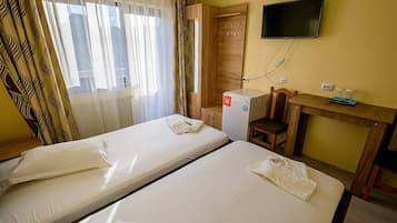Twin Room | Desk, free WiFi