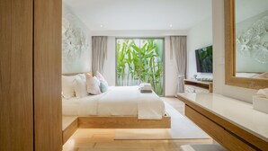 Een moderne slaapkamer met een groot bed, een televisie en uitzicht op groen door het raam.