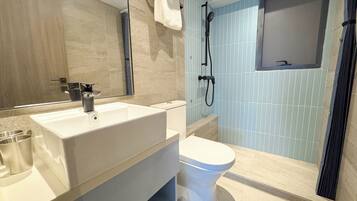 Doppia Superior, vista città | Bagno | Doccia, asciugacapelli, asciugamani