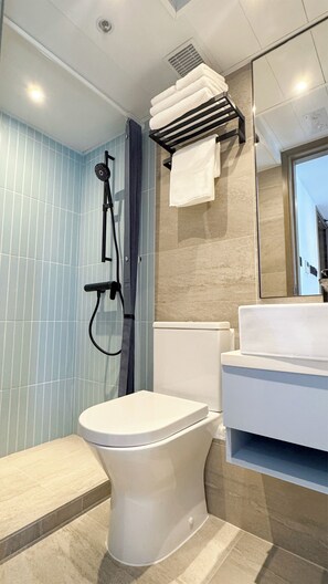 Habitación doble superior, vista a la ciudad | Baño | Regadera, secadora de cabello, toallas