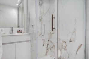 Hair dryer, towels - Modern CBD Abode with Lush Balcony, Parking & Gym (Auckland CBD)