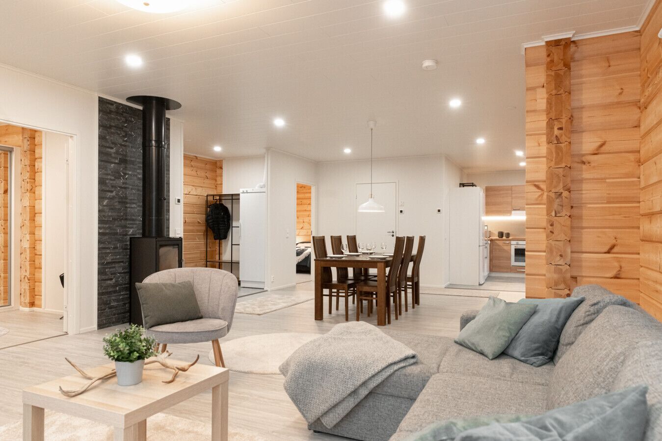 Een televisie en een open haard