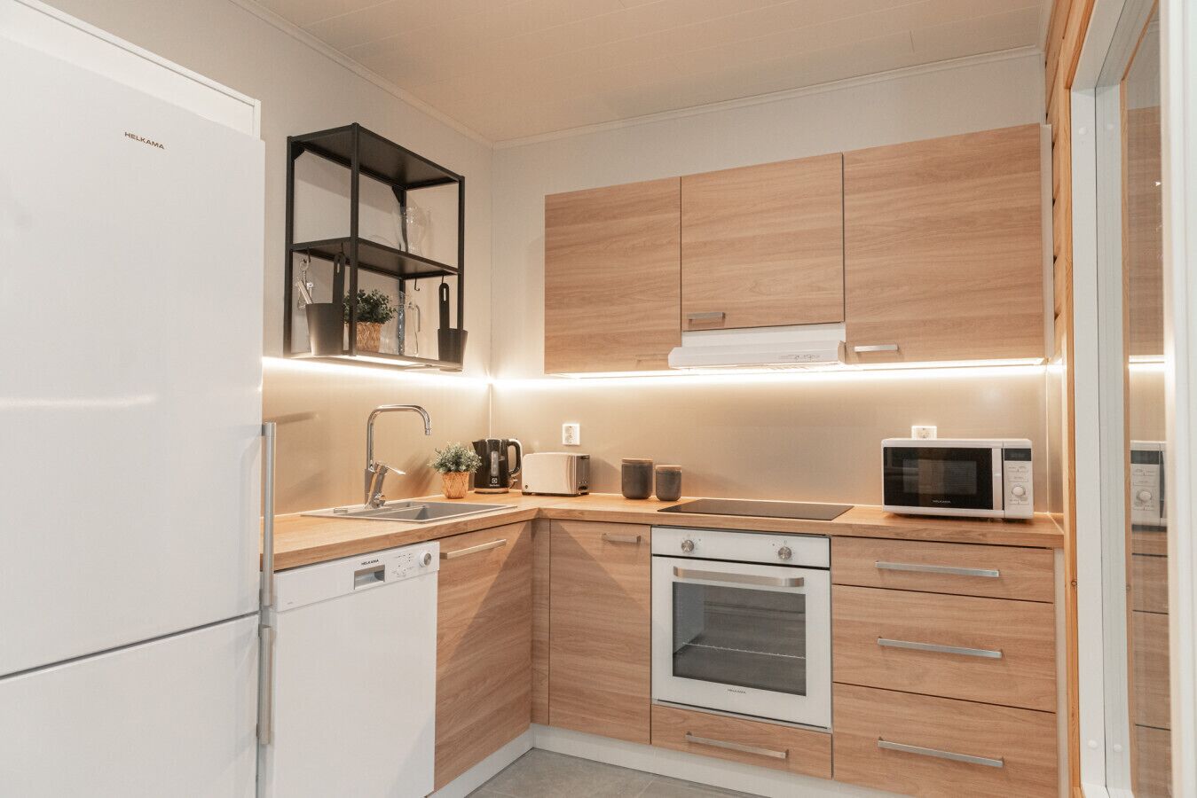 Een koelkast, een magnetron, een oven, een kookplaat