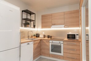 Frigorífico, microondas, horno y placa de cocina