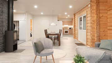 Een televisie en een open haard