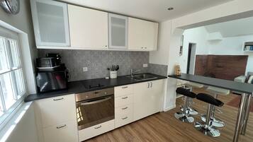 Een microgolfoven, een oven, een kookplaat