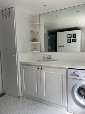 淋浴设施、吹风机、毛巾、肥皂